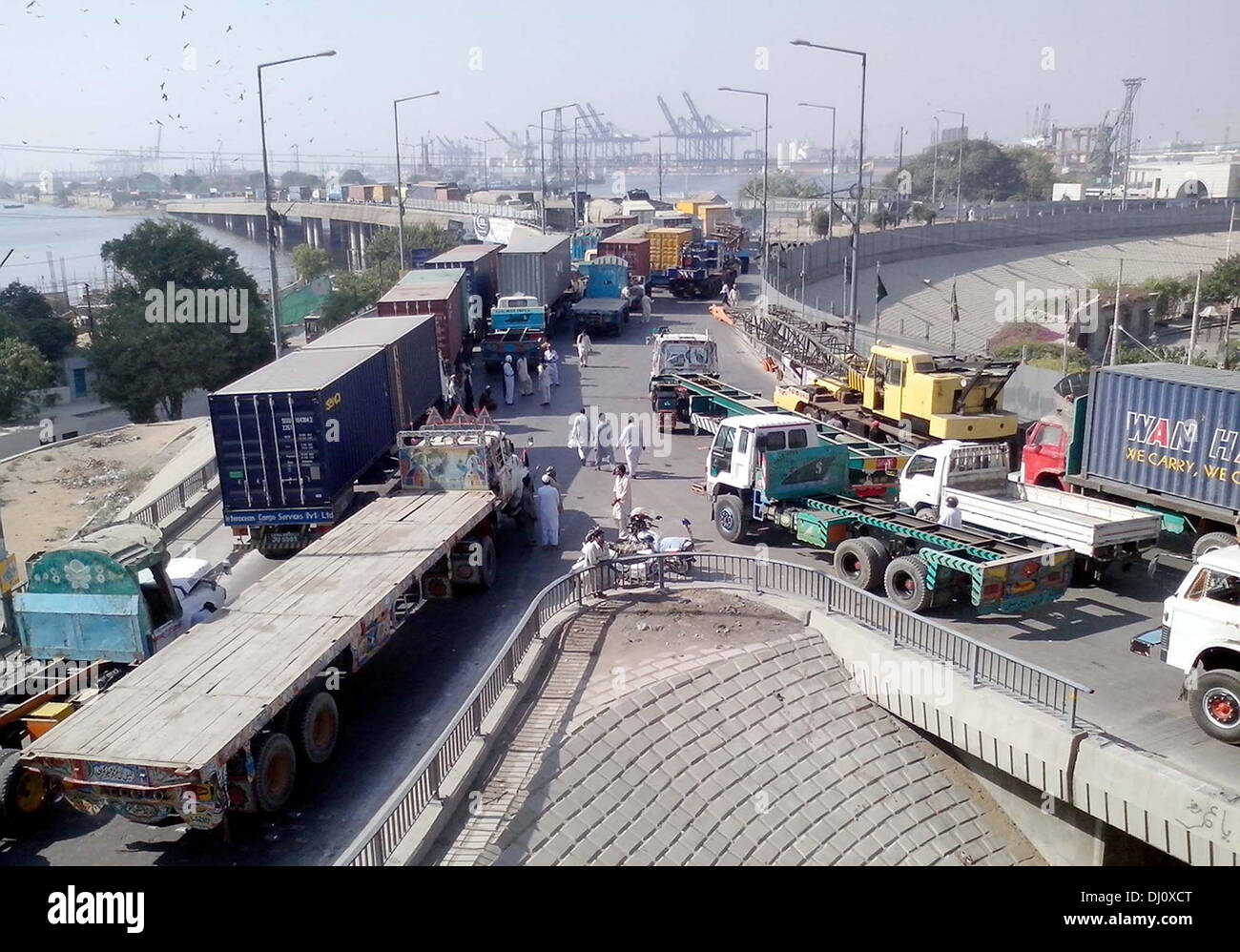 Ansicht der Stau durch große Anzahl von LKW führen waren Container Transport beschäftigt nach Ende zu finden, der von Goods Transport Association an Netty Steg Brücke in Karachi auf Montag, 18. November 2013 genannt. Stockfoto
