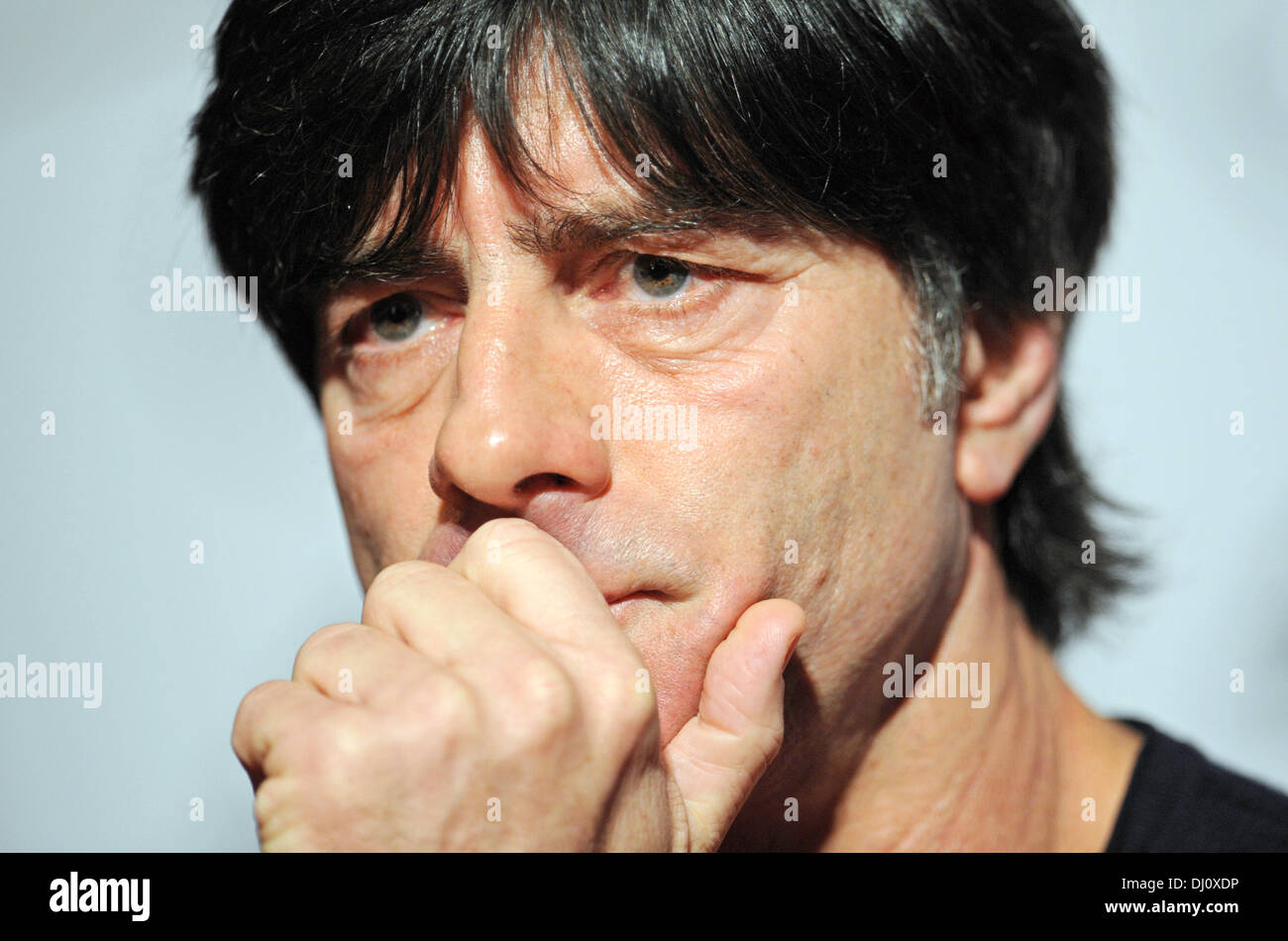 London, UK. 18. November 2013. Nationale Fußball-Trainer Joachim Loew während einer Pressekonferenz in London, UK, 18. November 2013. Am 19. November 2013 spielt die deutsche Nationalmannschaft ein Testspiel gegen England in London. Foto: Andreas Gebert/Dpa/Alamy Live-Nachrichten Stockfoto