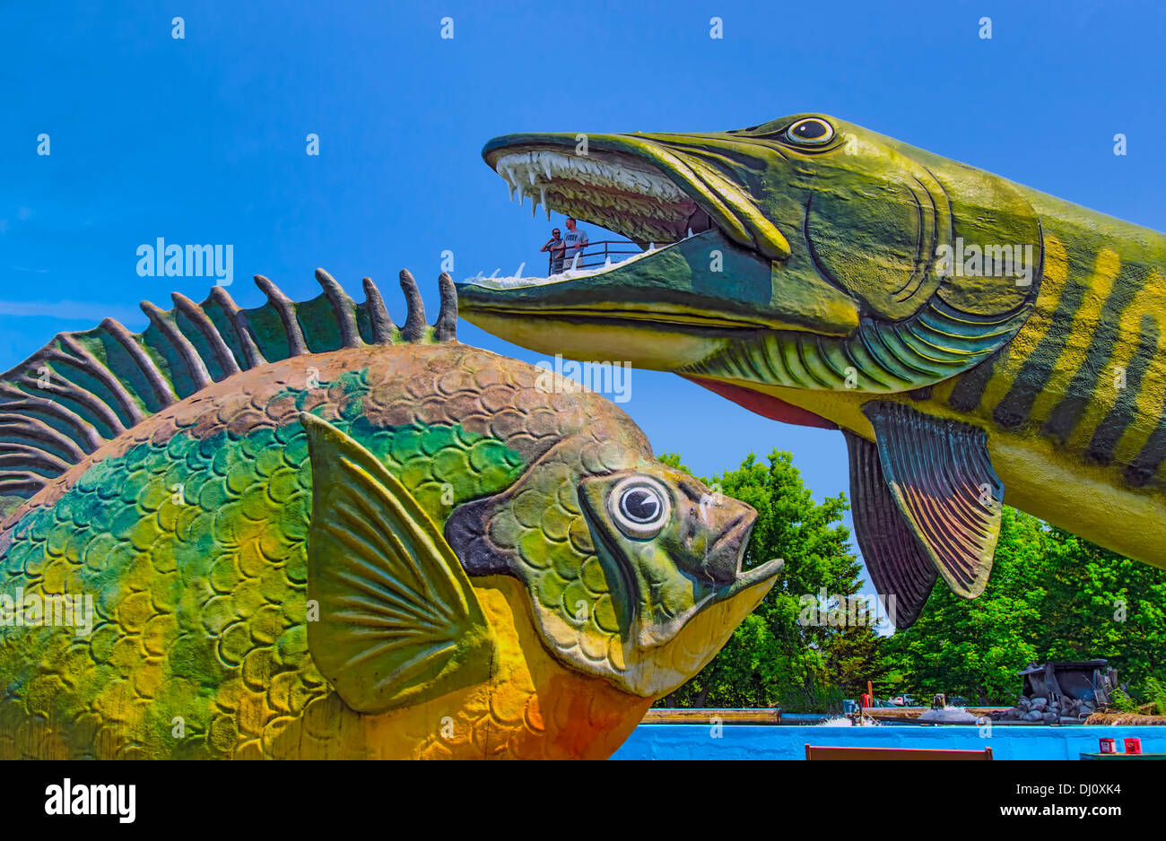 Fisch-Skulpturen an der amerikanischen National Süßwasser Angeln Hall Of Fame in Hayward, Wisconsin, USA. Stockfoto