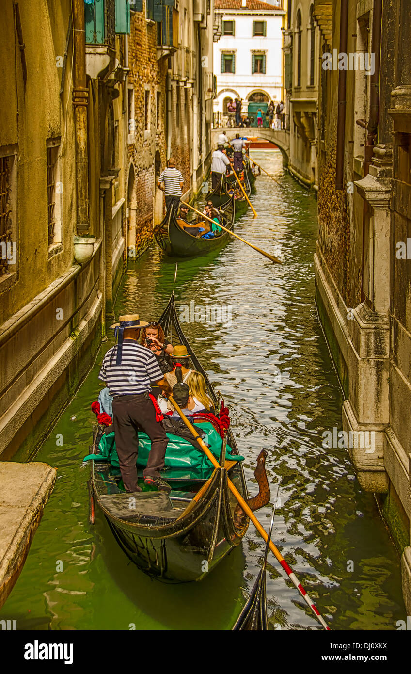 Gondelfahrten entlang einer belebten kleinen Kanal in Venedig, Italien Stockfoto