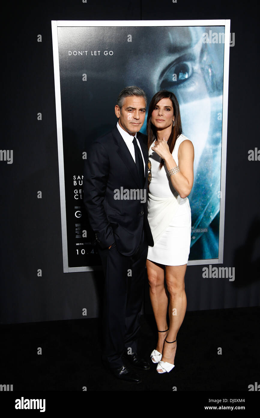 NEW YORK-OCT-1: Actors Sandra Bullock (R) und George Clooney die "Schwerkraft" Premiere auf AMC Lincoln Square Theater besuchen. Stockfoto