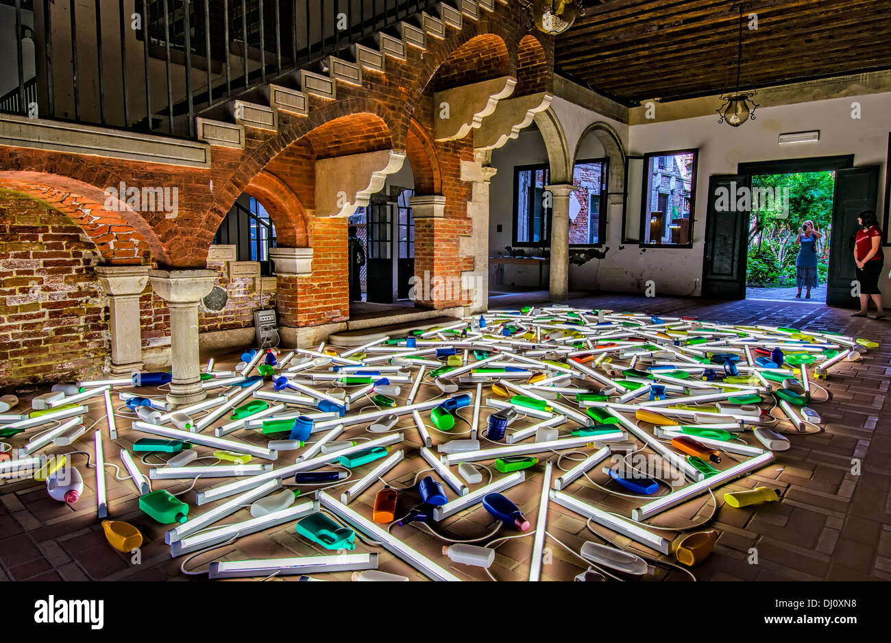 Licht und Objekte Anordnung von Neuseeland Künstler Bill Culbert im Rahmen der Biennale 2013 Festival in Venedig Italien. Stockfoto