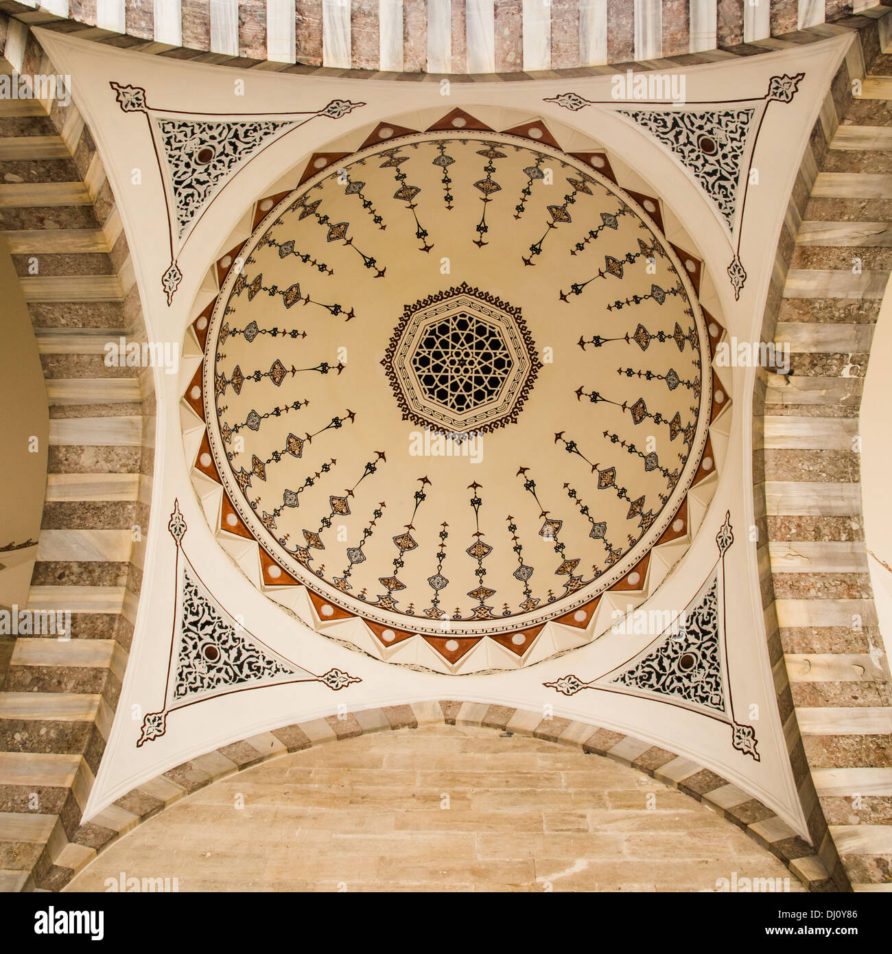 Kreisförmige osmanischen Deckengestaltung in Brauntönen Stockfoto