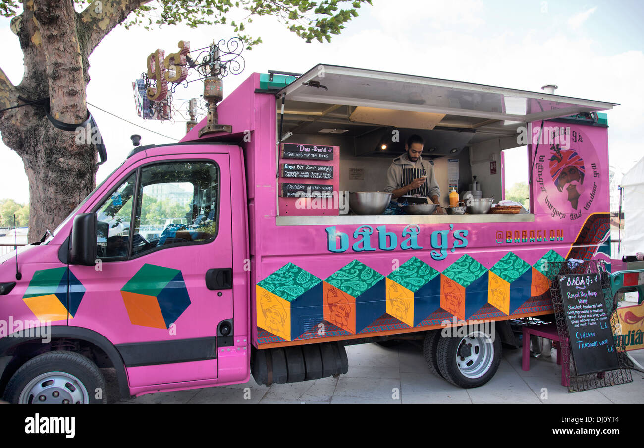 Rosa Indian Gourmet Street Food Van am Southbank Promenade in London UK Stockfoto