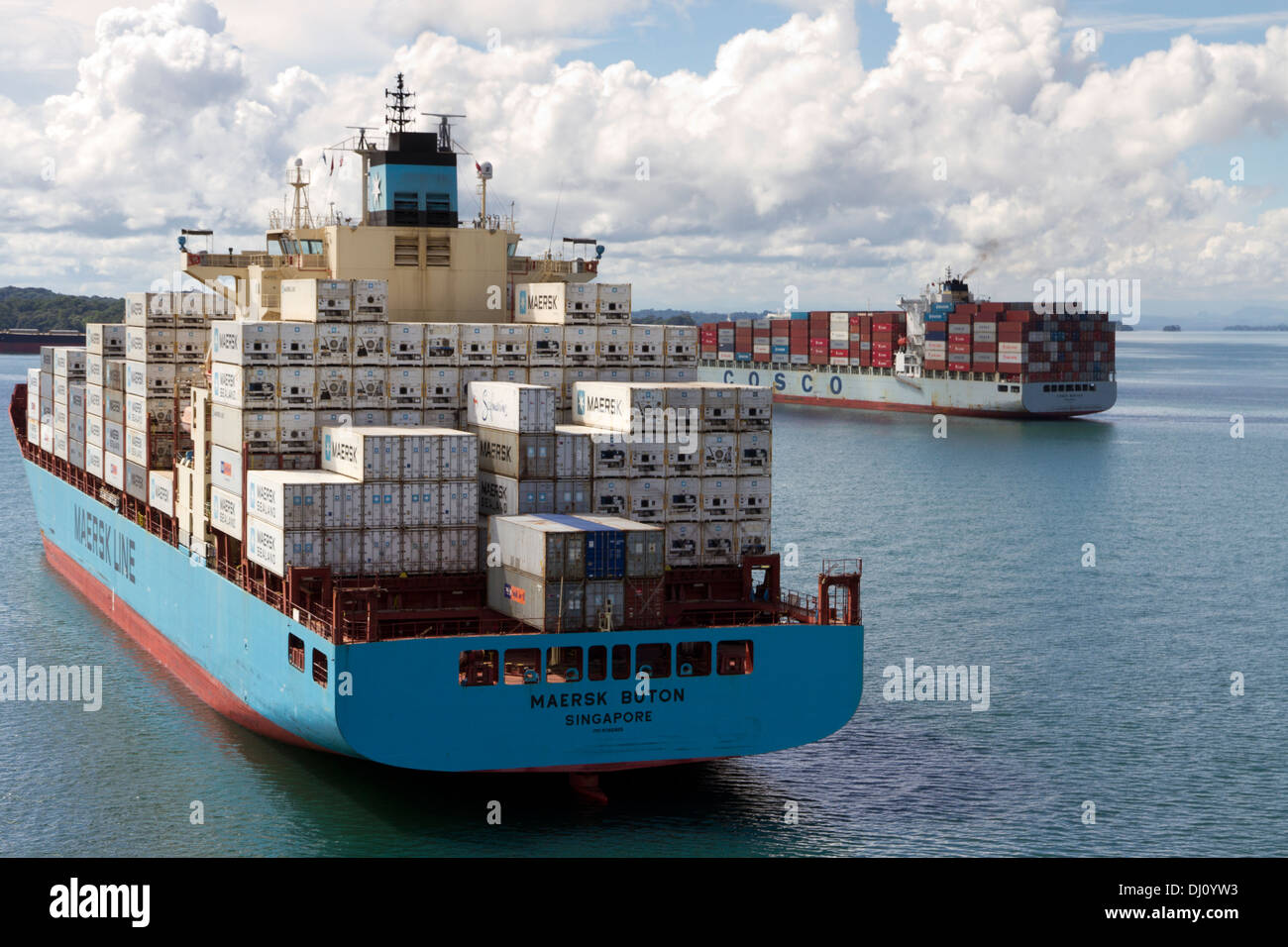 Containerschiffe warten darauf, den Panama-Kanal transit Stockfoto