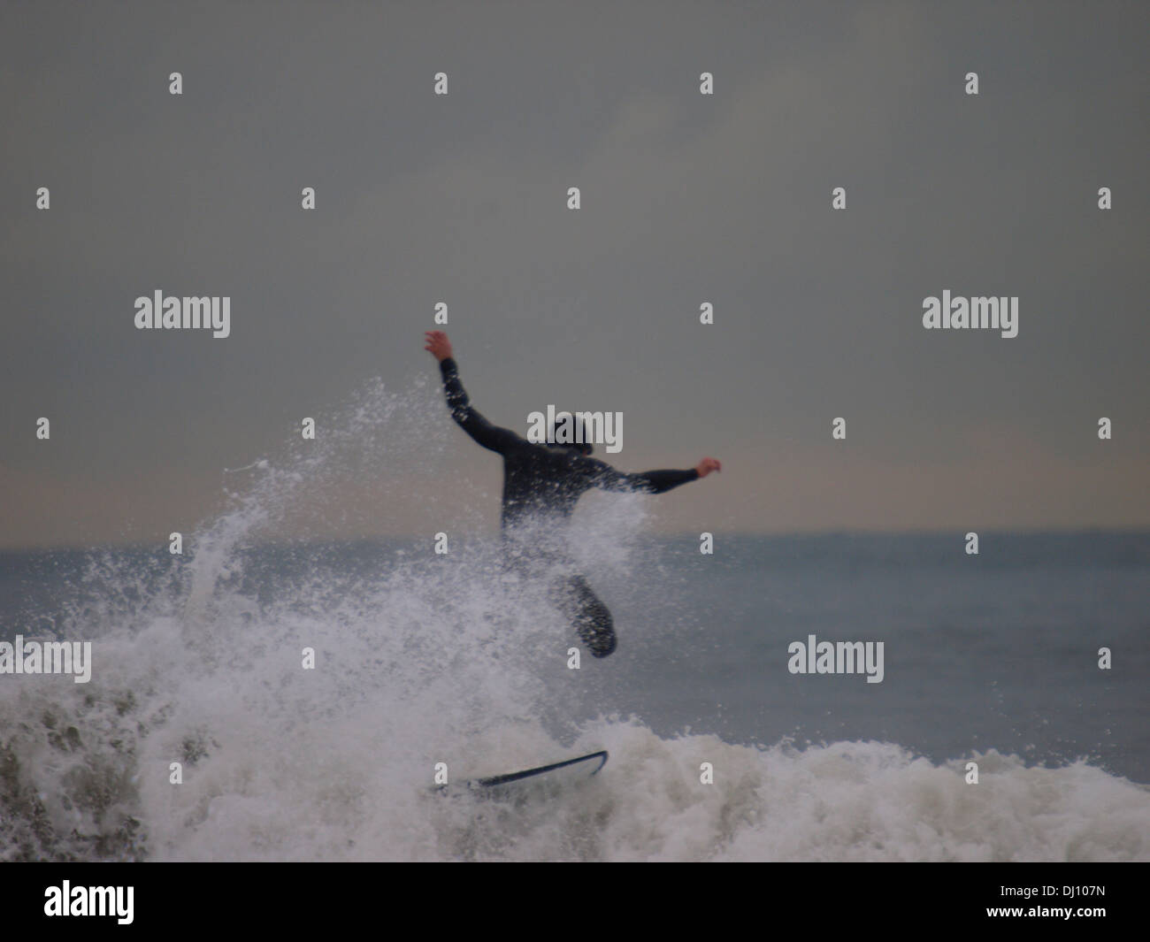 Mann, die herunterfallen Surfbrett, Croyde Bay, Devon, UK Stockfoto