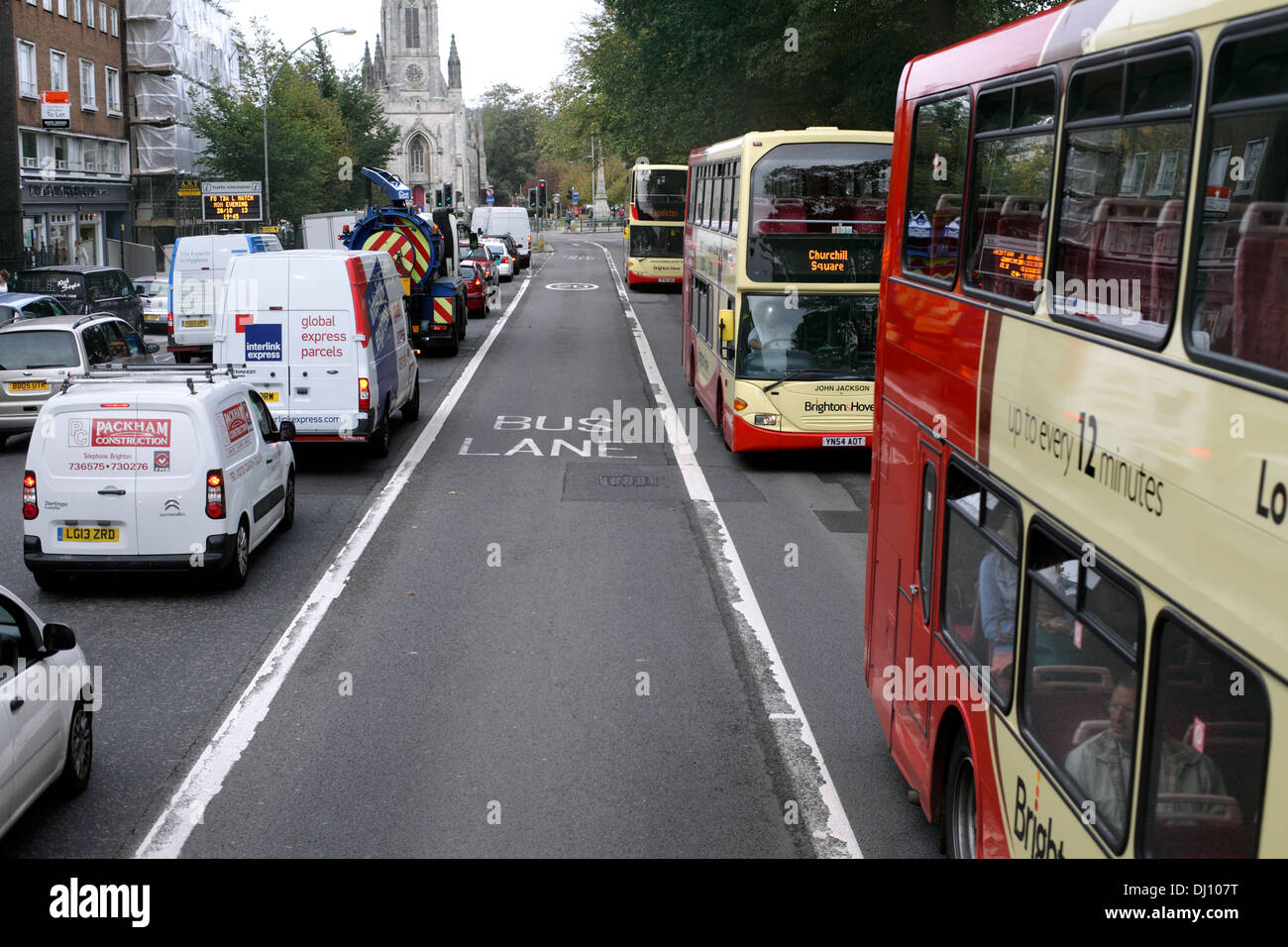 Busse auf einer Strecke von zwei-Wege-bus Lane, Gloucester Place, Brighton. Stockfoto