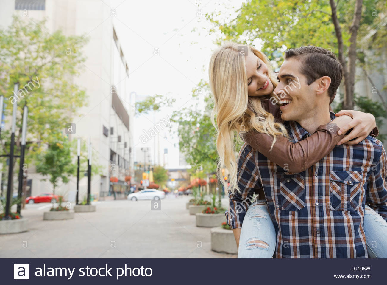 Verspielte Paare, die auf Stadtstraße Stockfoto