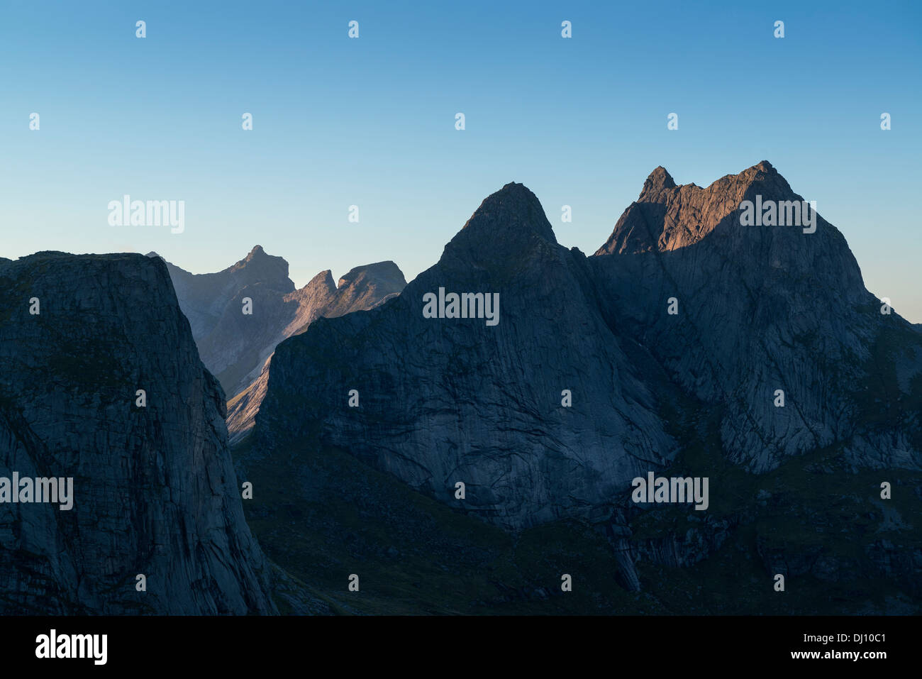 Granit-Berggipfel der Moskenesoy vom nahen Gipfel der Helvetestinden, Lofoten Inseln, Norwegen Stockfoto