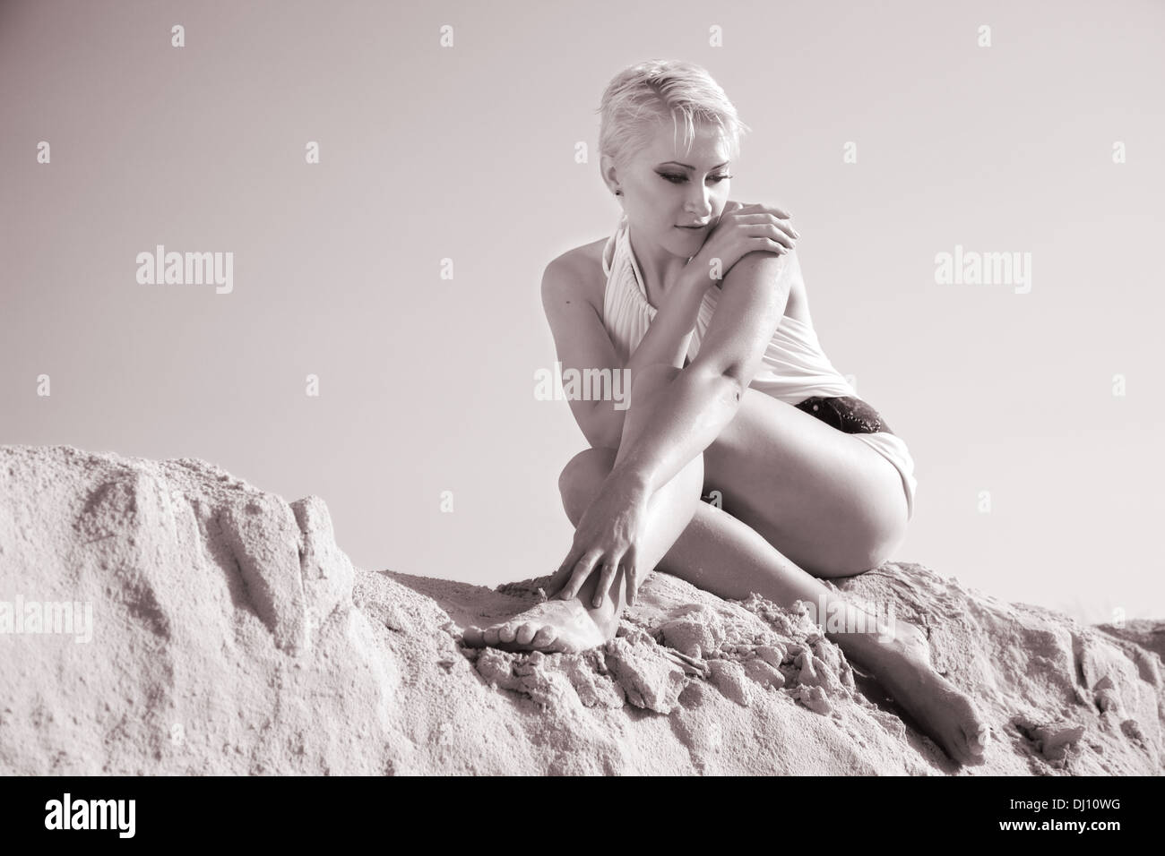 Sommer-Porträt von attraktiven Frau im sand Stockfoto