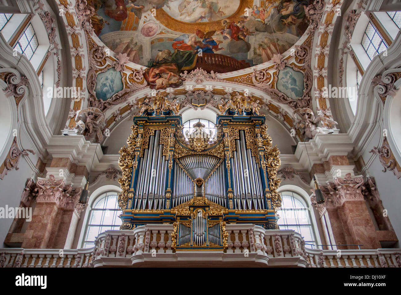 Orgelpfeifen und die Decke des barocken Kathedrale Saint James (b. 1724), Innsbruck-Österreich Stockfoto
