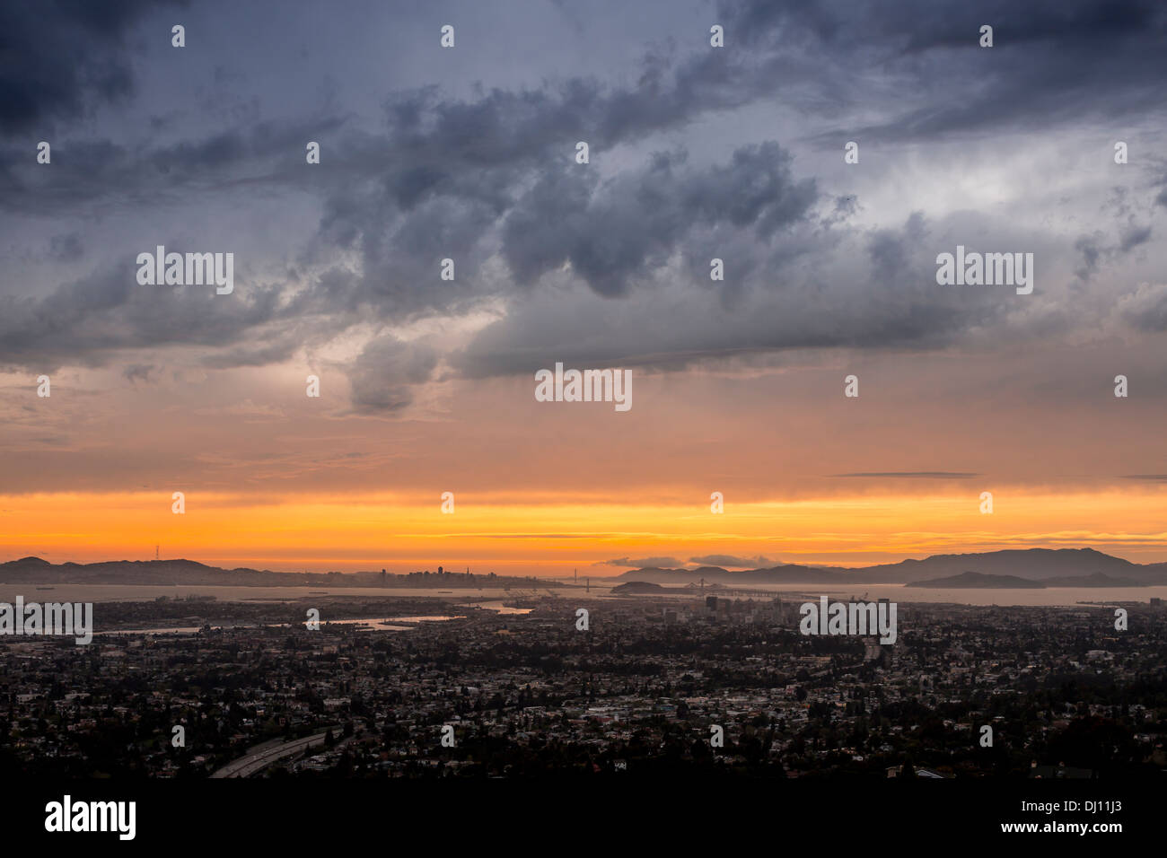 Blick vom Downtown Oakland, Kalifornien der Golden Gate Bridge und Mount Tamalpais bei Sonnenuntergang Stockfoto