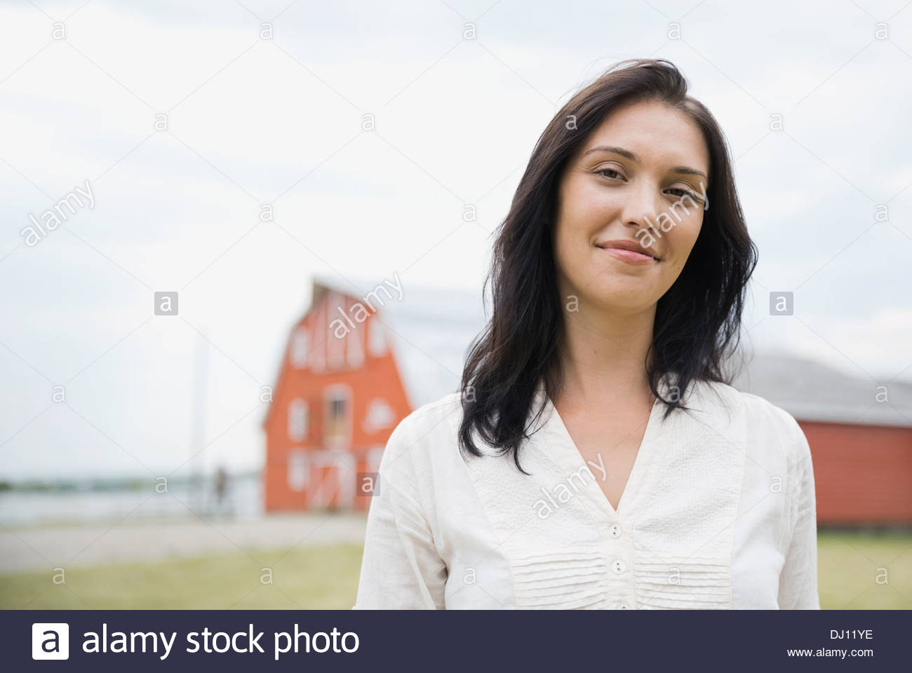Porträt der selbstbewusste Frau, die im Freien stehen Stockfoto