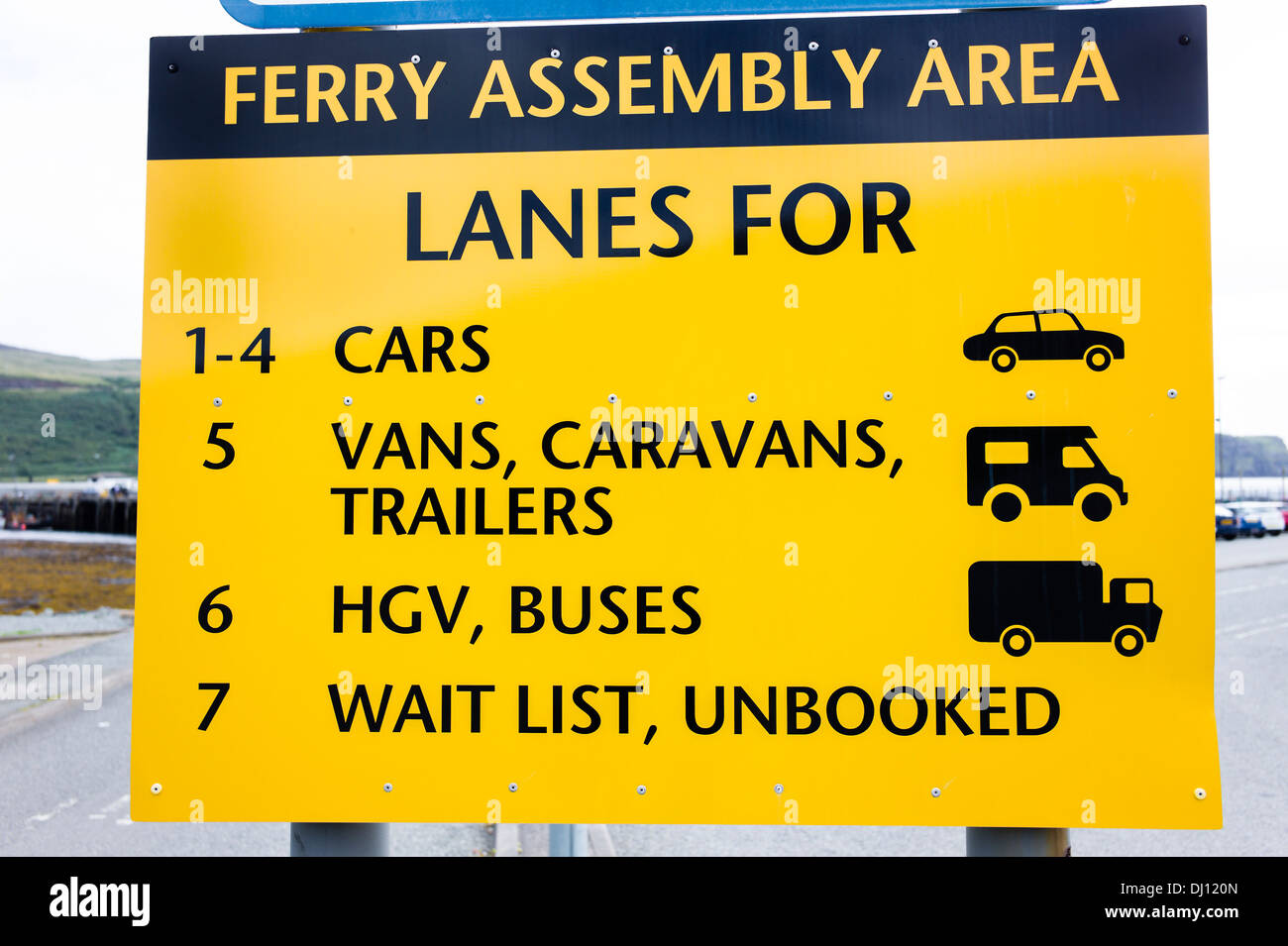 Melden Sie sich an Uig Skye Angabe Fahrspuren in Ferry Versammlung Bereich Scotland UK Stockfoto