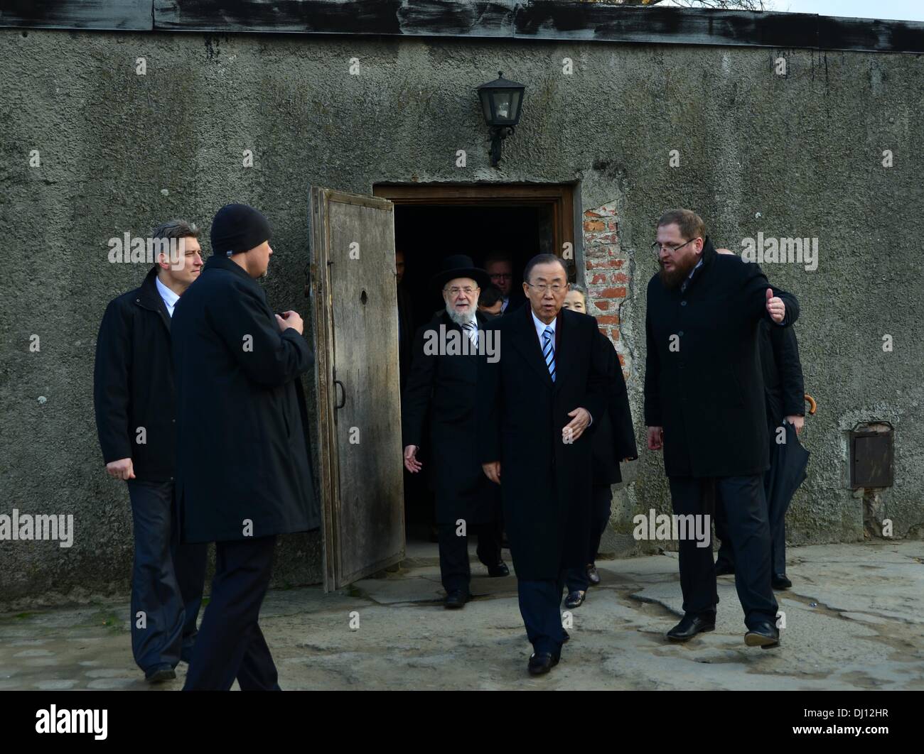 Auschwitz, Polen, 18. November 2013. Ban Ki-Moon verließ der Gaskammer in Auschwitz United UNO-Generalsekretär Ban Ki-Moon und seine Frau Yoo Soon-Taek besucht Auschwitz I und Auschwitz-Birkenau, die ehemalige NS-Konzentration und Tod Lager Hochachtung gilt den Opfern und Überlebenden des Holocaust. Er betonte die Bedeutung der Arbeit der UN für Völkermord Verhütung, Toleranz und Frieden. Foto: Bernd Oertwig / SCHROEWIG Stockfoto