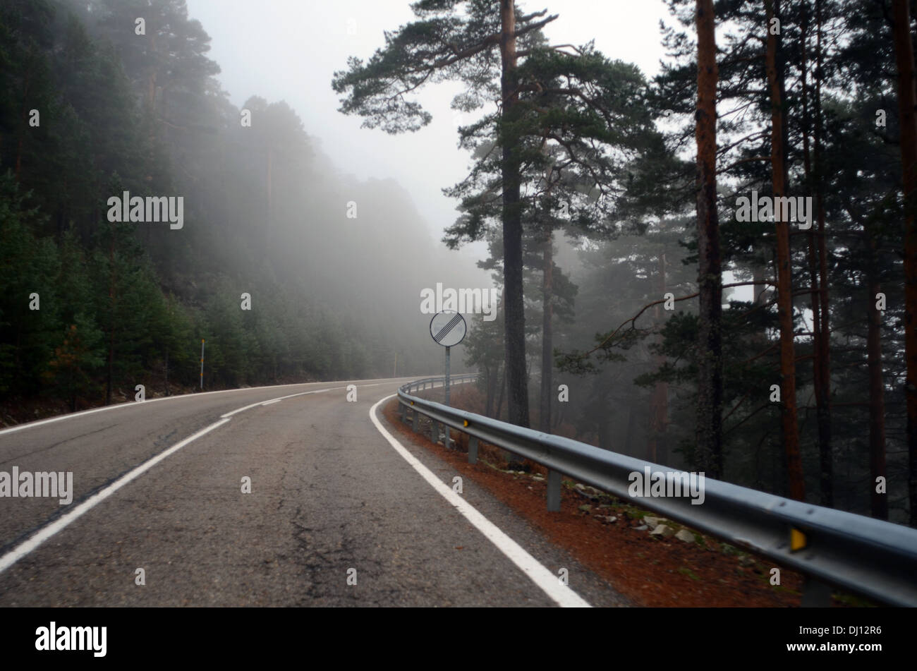 Nebel deckt die Straße nach de Guadarrama, Madrid Stockfoto