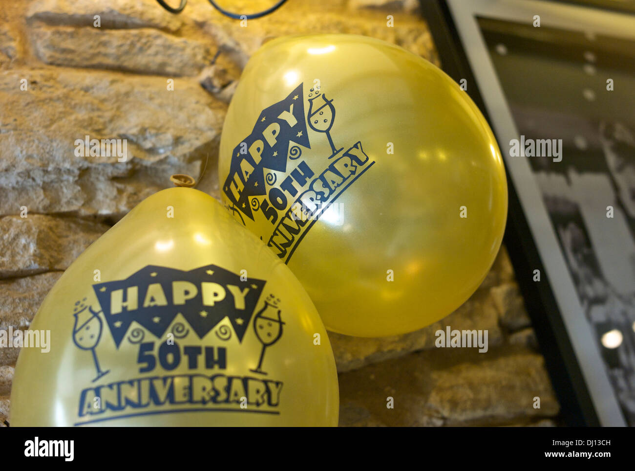 Ballons an eine Wand in einen 50. Goldene Hochzeit Jahrestag Partei. Stockfoto
