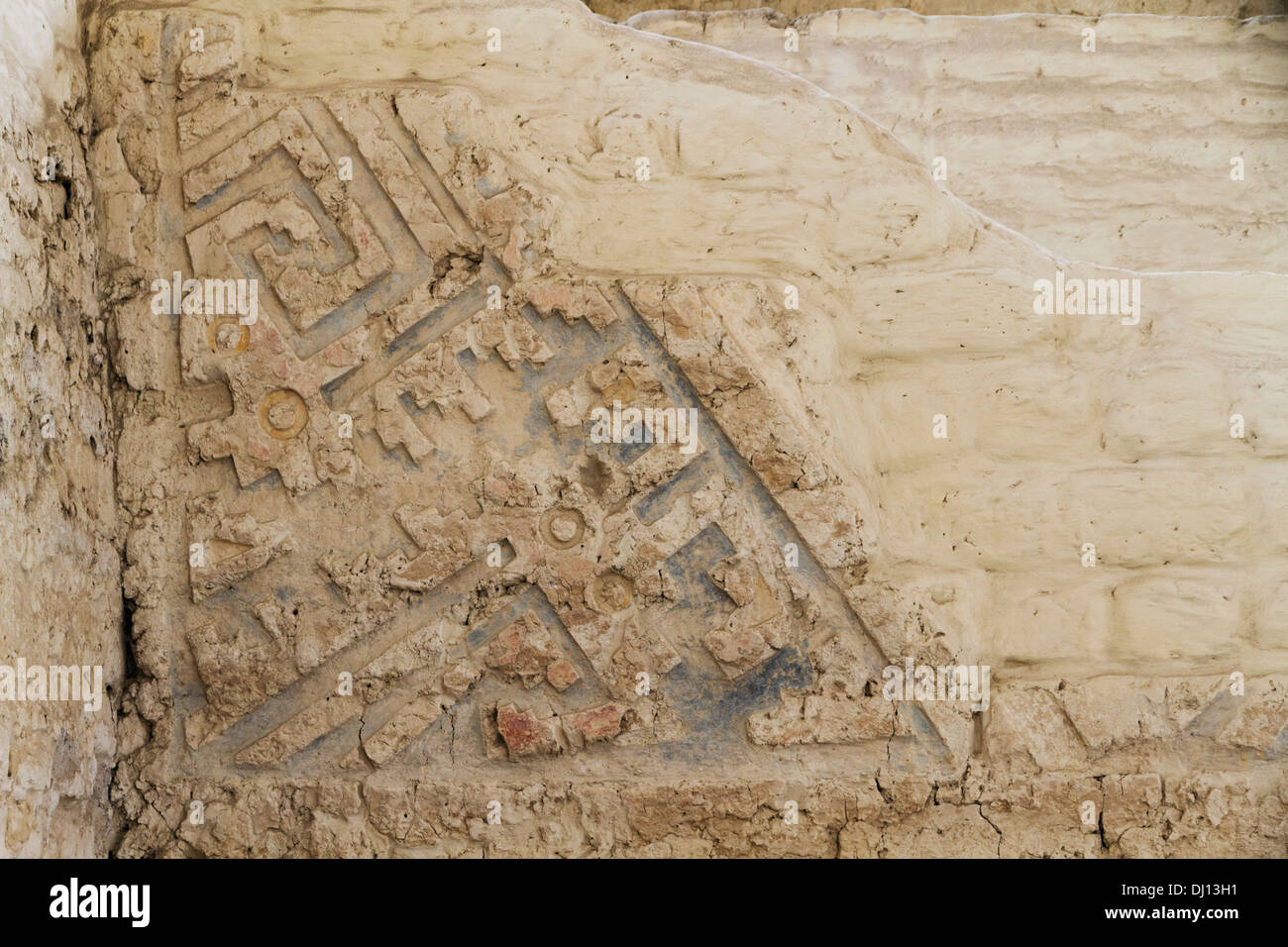 Das zeremonielle Moche Precinct dekoriert mit ikonografischen Motiven in Huaca Cao Viejo am El Brujo archäologischen Komplex, Peru Stockfoto