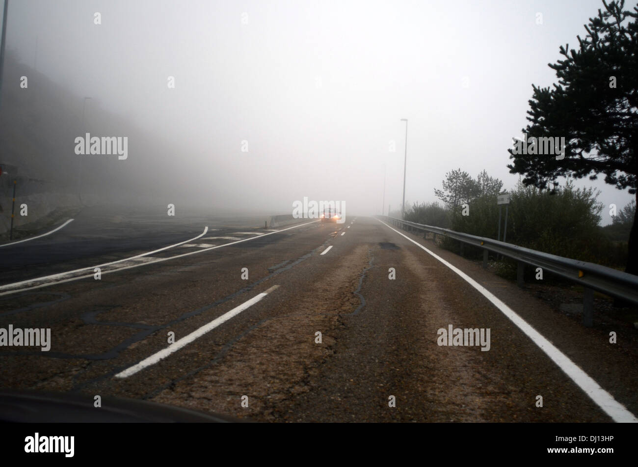 Nebel deckt die Straße nach de Guadarrama, Madrid Stockfoto