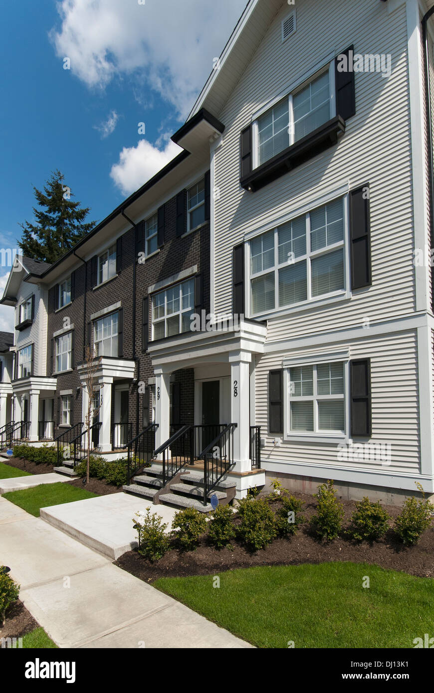 Modernes Reihenhaus-Zeile außen mit Bürgersteigen; Surrey, British Columbia, Kanada Stockfoto