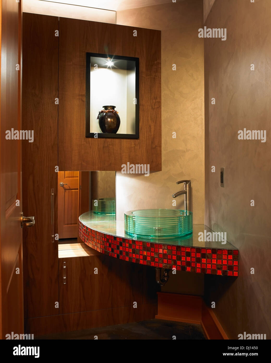 Powder Room mit roten Ziegeln, Walnuss Einbauschränke und Glas Waschbecken; Victoria, Vancouver Island, British Columbia, Kanada Stockfoto