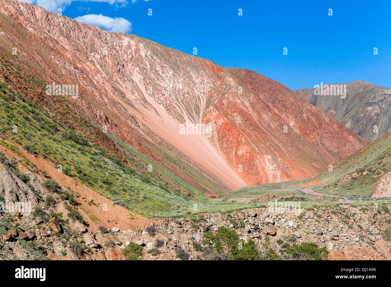 Pulsierenden roten farbigen Berg in Kirgisistan Stockfoto