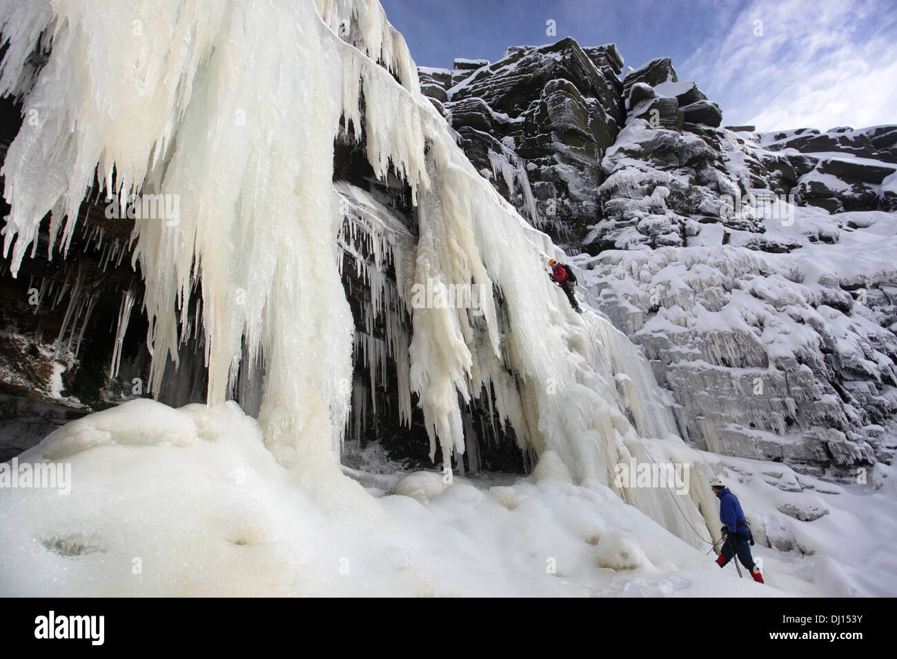 Eis-Kletterer an Kinder Untergang im Peak district Stockfoto