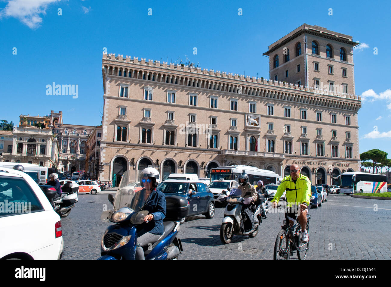 Palazzo Venezia und Verkehr am Piazza Venezia, Rom, Italien Stockfoto