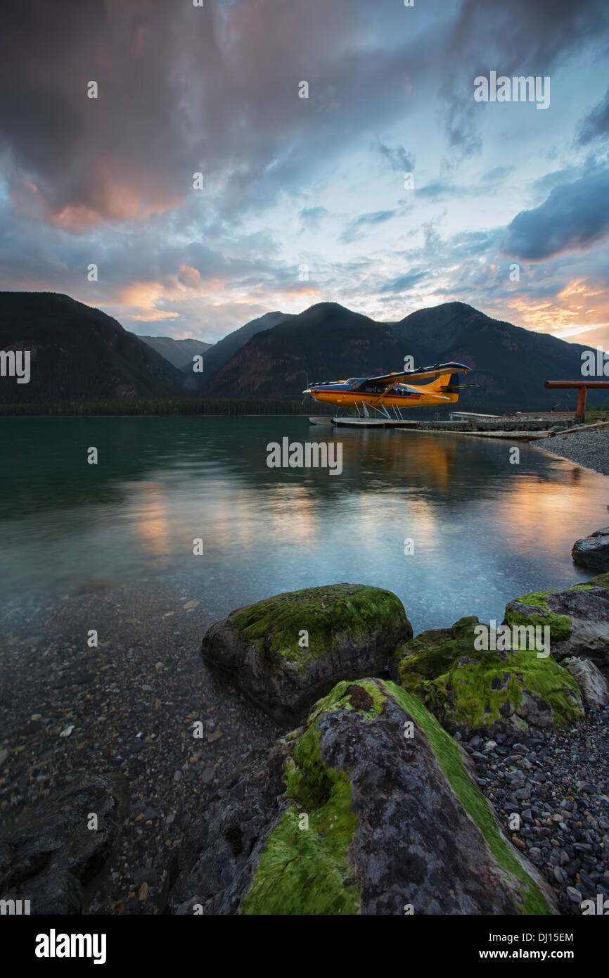 Ein Wasserflugzeug auf Muncho Lake bei Sonnenuntergang; British Columbia, Kanada Stockfoto