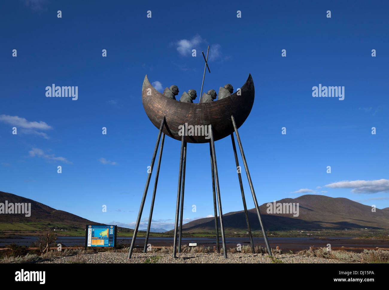 Die 1995 Bronze St. Brendan Voyage Skulptur von Eamon Doherty, in der Nähe von Cahirciveen, Ring of Kerry, County Kerry, Irland Stockfoto