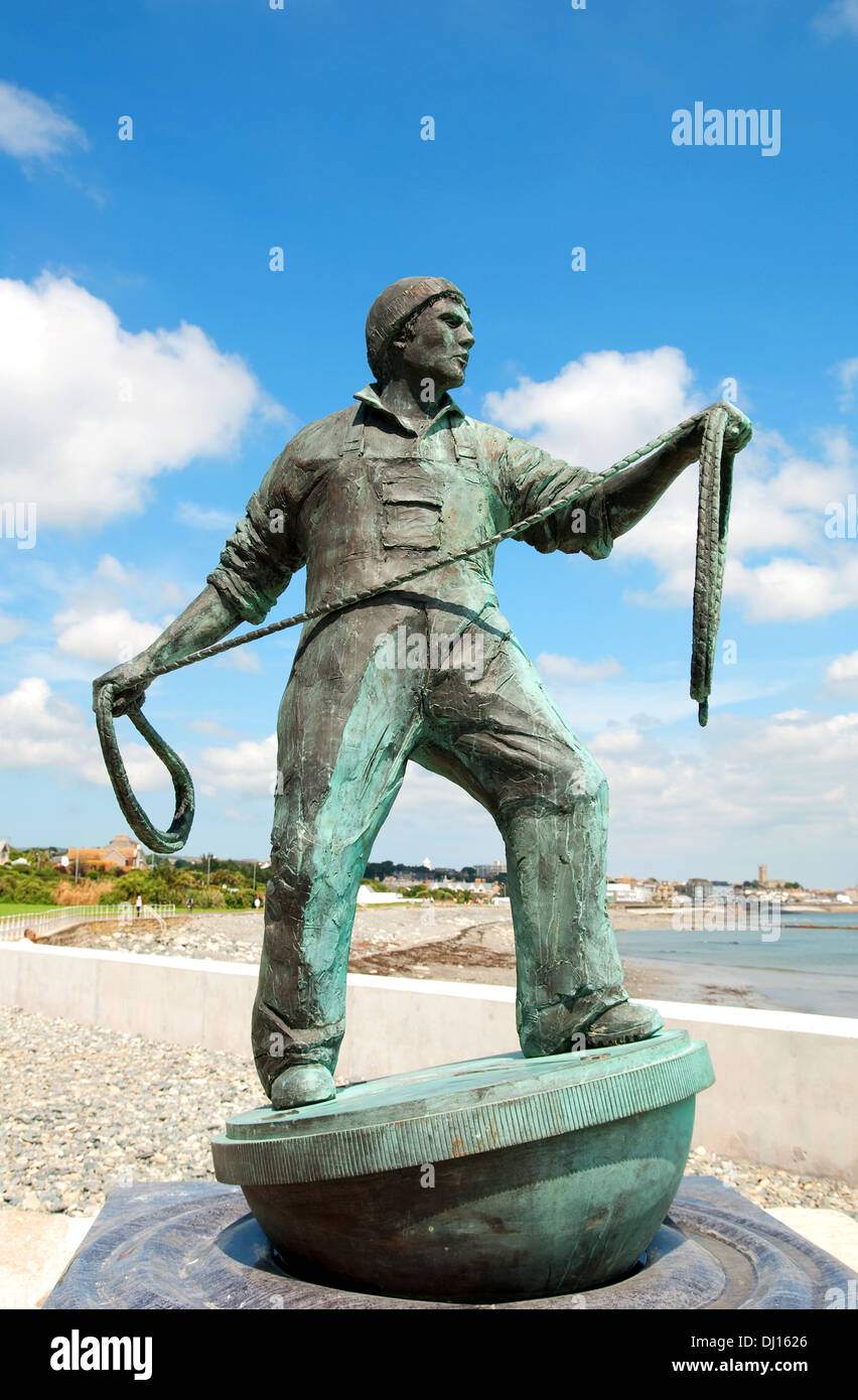 Das Denkmal für Cornish Fischer, eine Bronzestatue des Künstlers Tom Leaper, mit Blick auf das Meer in Newlyn in Cornwall, Großbritannien Stockfoto