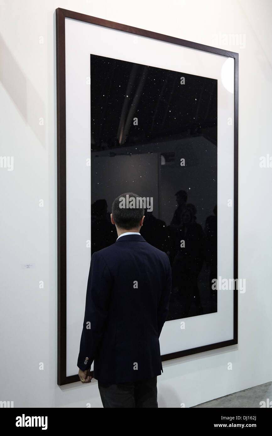 Thomas Ruff-Fotografie und Besucher während der Kunstmesse Artissima 2013 in Turin, Italien Stockfoto