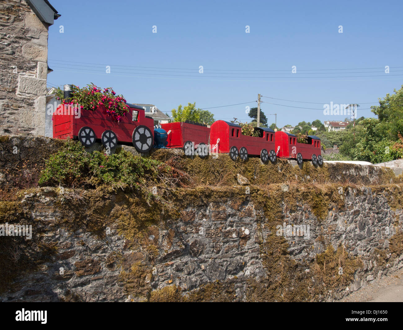 Spielzeugeisenbahn an einer Wand in Cornwall Stockfoto