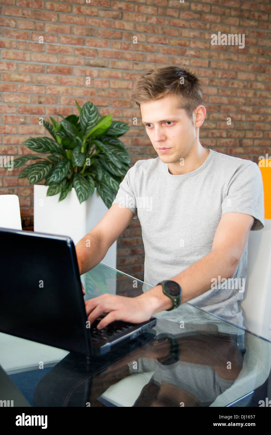 Junger Mann auf laptop Stockfoto