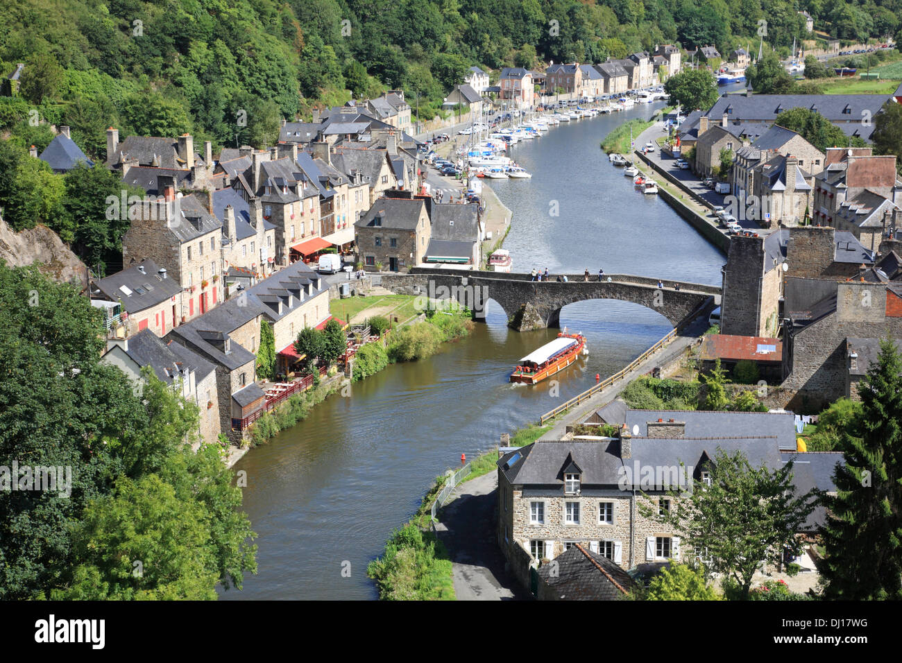 Mittelalterliche Stadt von Dinan und seine gotische Brücke auf der Rance, Bretagne, Frankreich Stockfoto
