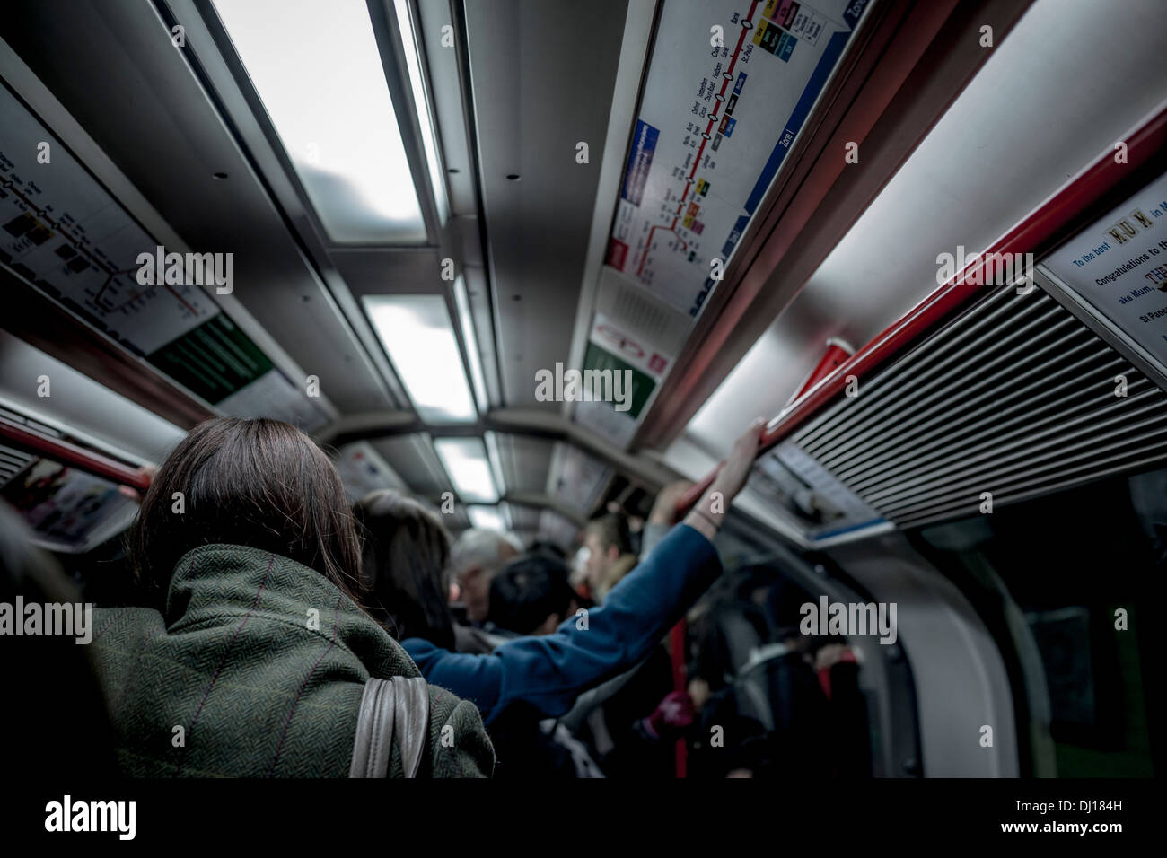 Innenraum der Londoner u-Bahn Wagen während der Hauptverkehrszeit Stockfoto