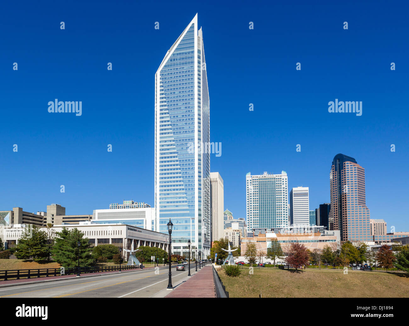 Die Skyline der Innenstadt von South Tryon Street mit Duke Energy Wolkenkratzer im Vordergrund, Charlotte, North Carolina, USA Stockfoto