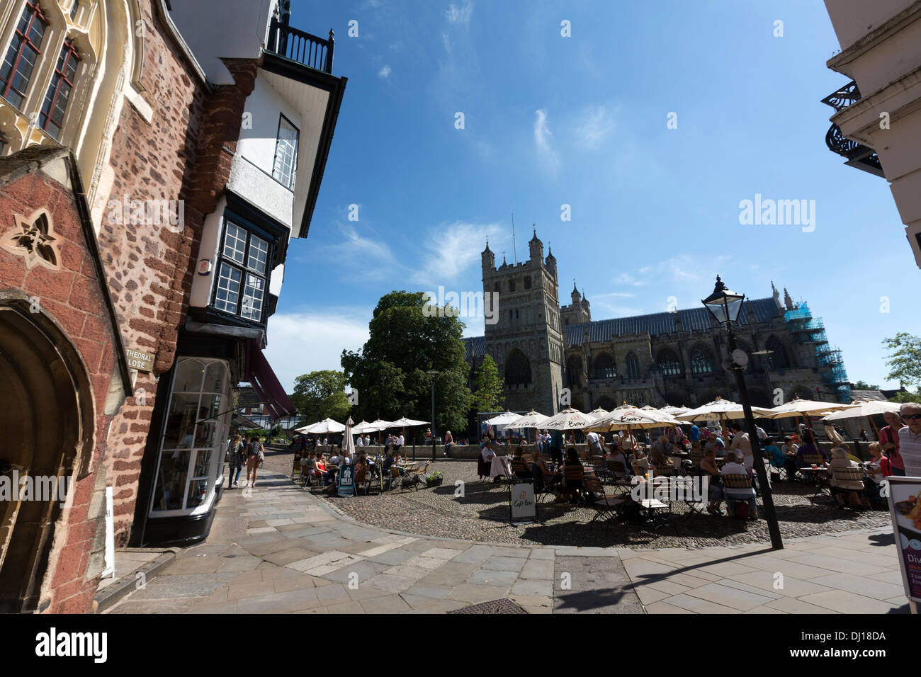 Exeter Kathedrale Hof und der St. Martin Kirche und Mols Coffee House auf der rechten Seite. Stockfoto