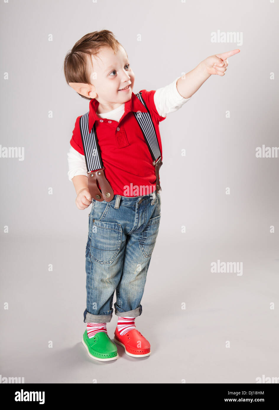 Kleiner Junge gekleidet als Weihnachtsgeschenk Elf Punkte Stockfoto