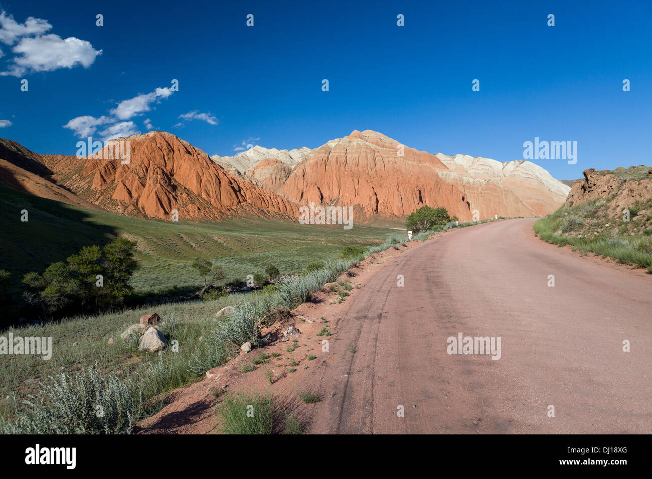 Straßen- und erodierten Bergen in Kirgisistan Stockfoto