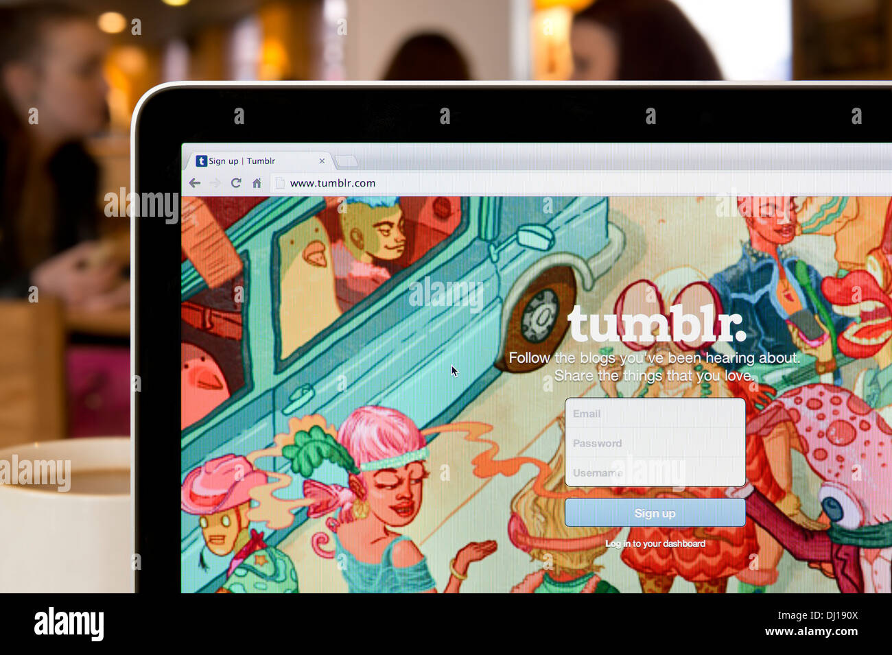 Die Tumblr-Website erschossen in einem Coffee-Shop-Umfeld (nur zur redaktionellen Verwendung: print, TV, e-Book und redaktionelle Webseite). Stockfoto