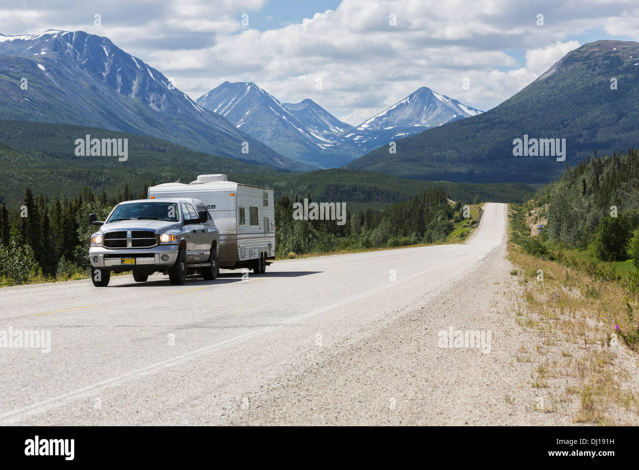 Ein Truck und Camper Richtung Süden nach Alaska über den Alaska Highway in der Nähe von Rancheria; Yukon, Kanada Stockfoto