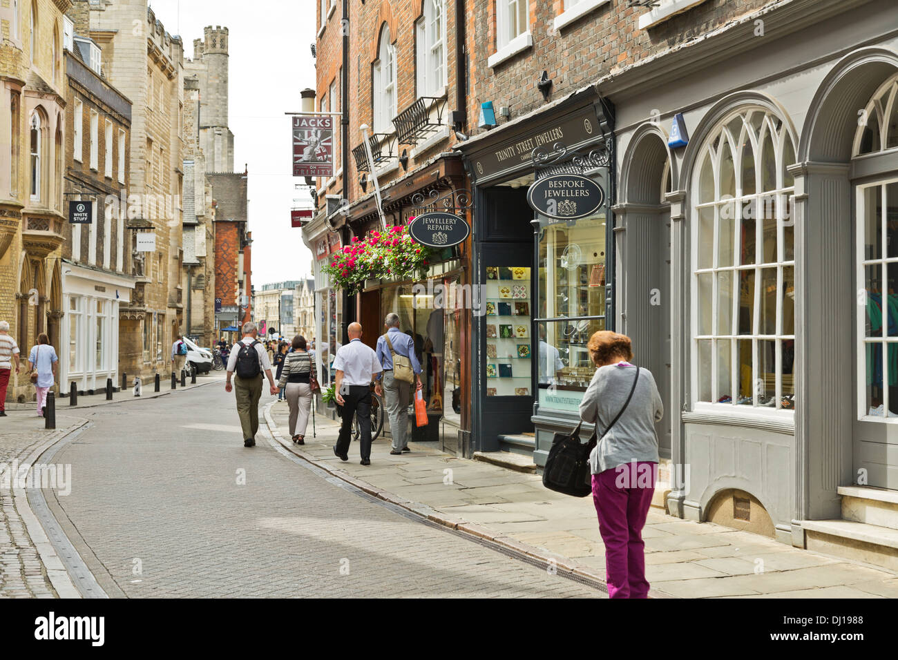 Menschen zu Fuß entlang Trinity Street, Cambridge, England Stockfoto