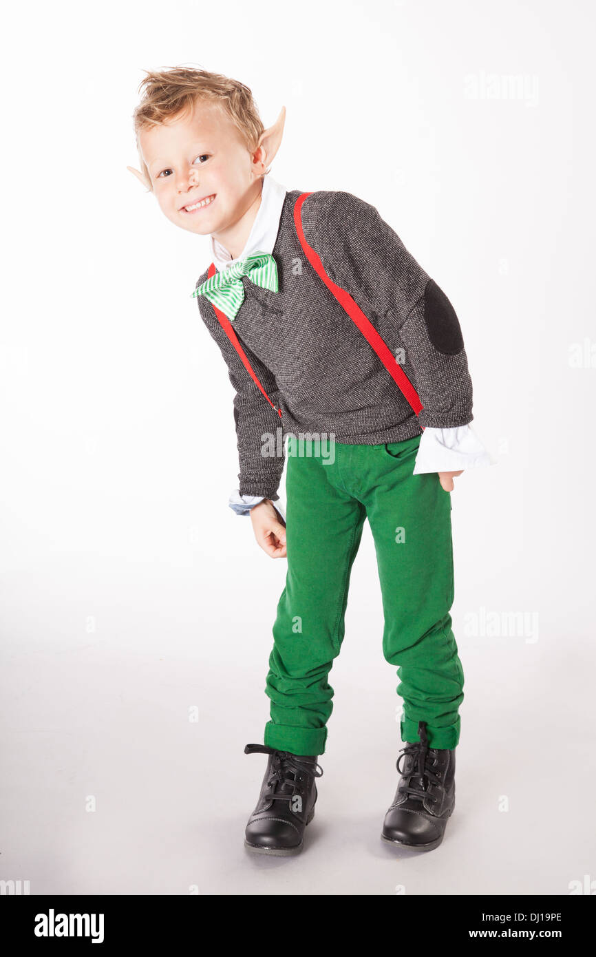 Junge guckt während des Tragens einer Urlaub Elfe Kostüm Stockfoto