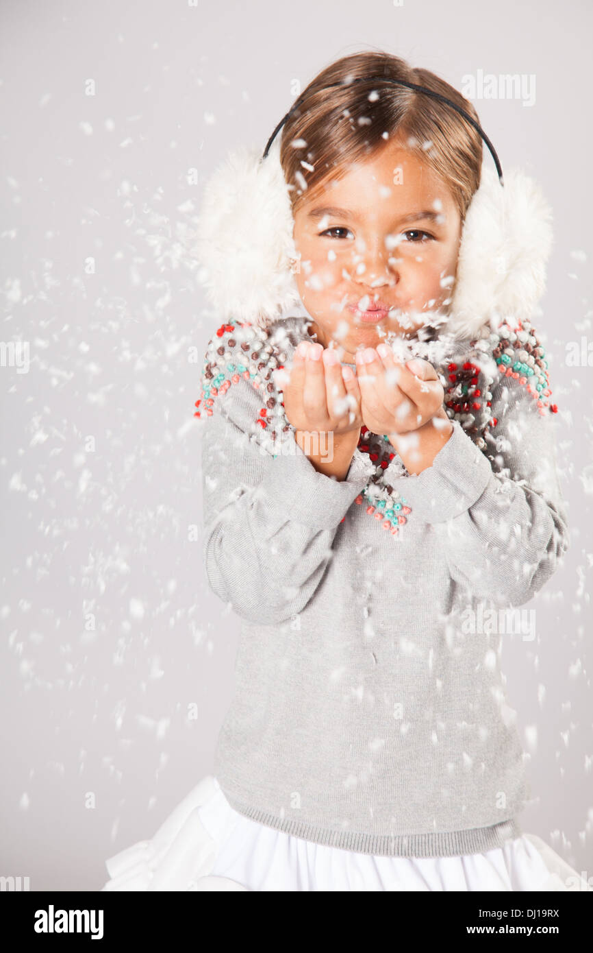 Kleines Mädchen bläst Schnee Stockfoto
