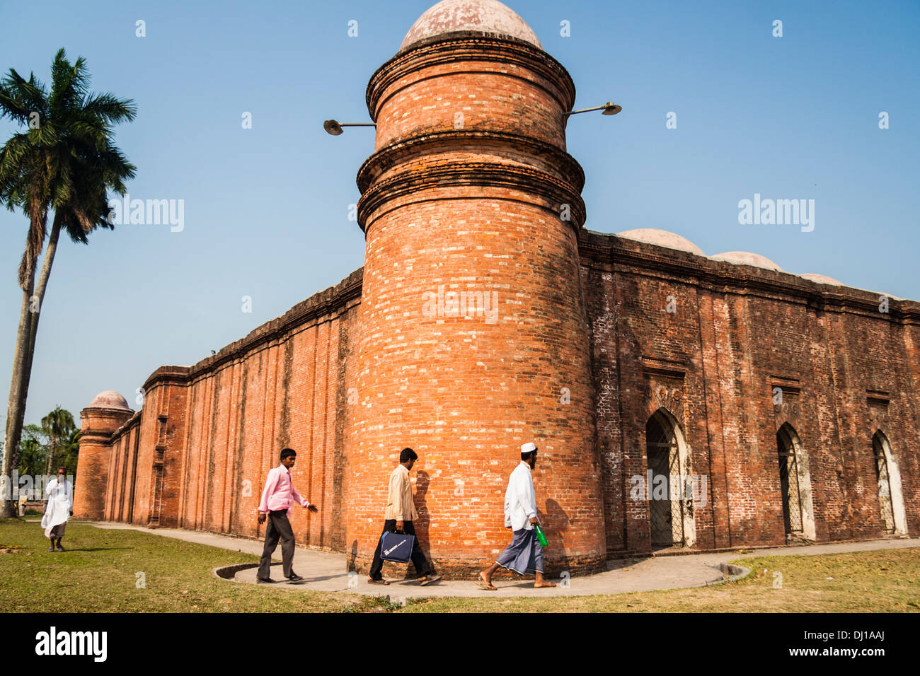 Menschen bei Shait Gumbad Moschee, Bagerhat, Bangladesch Stockfoto