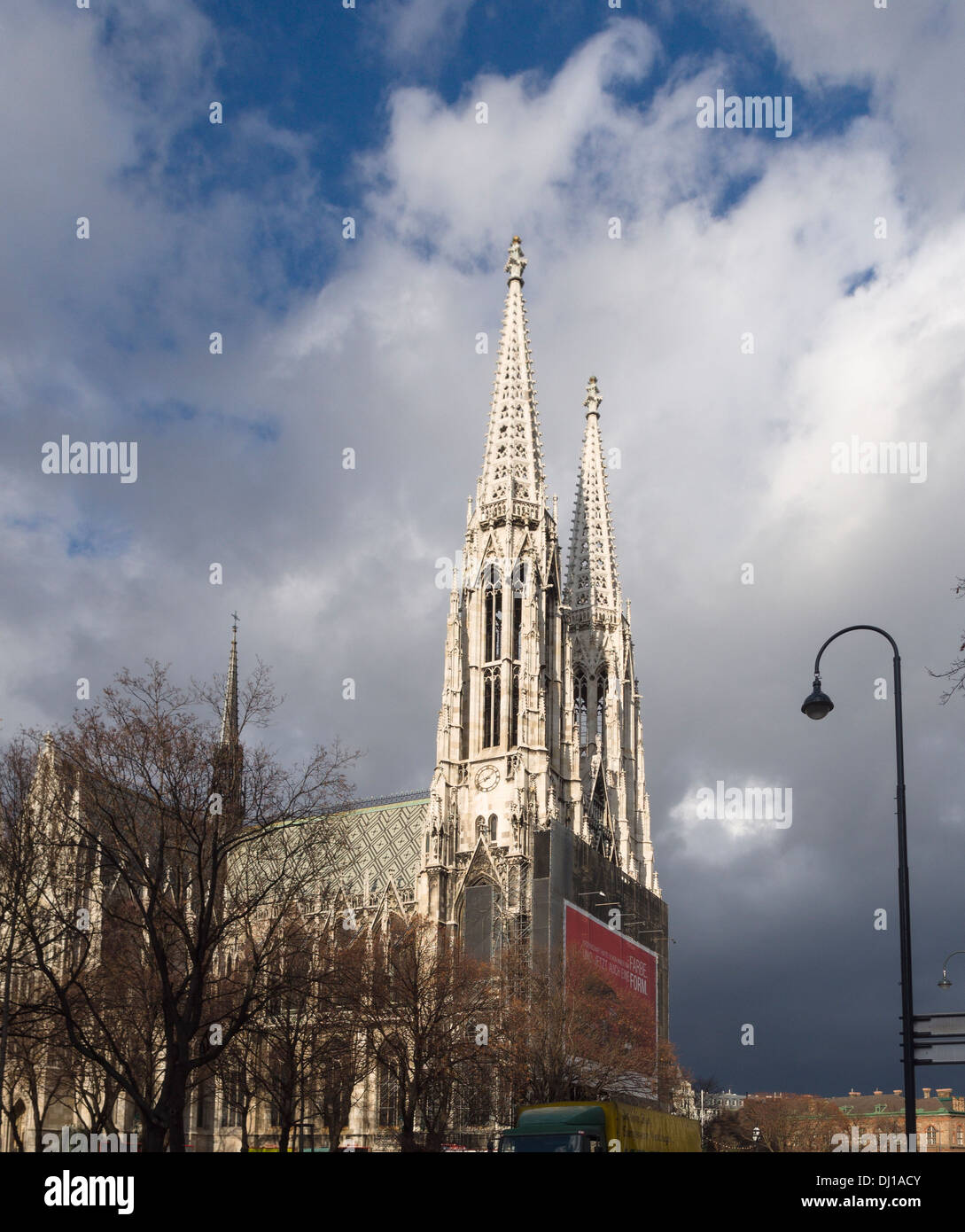 Votiv Kirche mit zwei Türmen. Der Stein der filigrane Türme dieses Wahrzeichens Vienna Kirche beleuchtet durch eine sonnige Pause Stockfoto