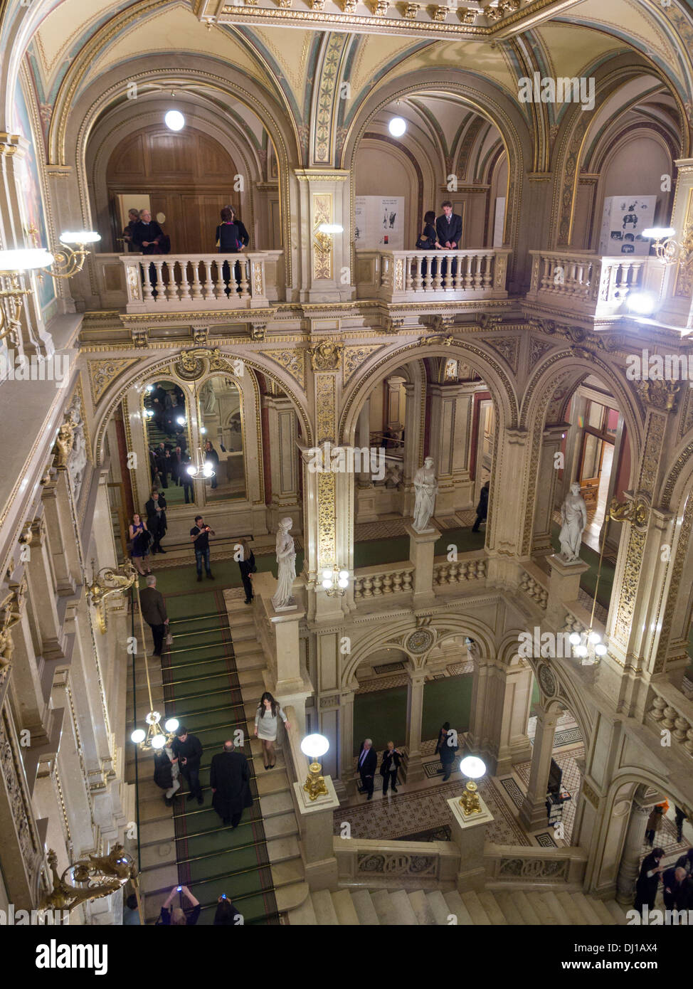 Große Treppe an der Wiener Staatsoper. Die opulente Marmorfoyer und wichtigsten Treppe im berühmten Opernhaus Wiens. Stockfoto