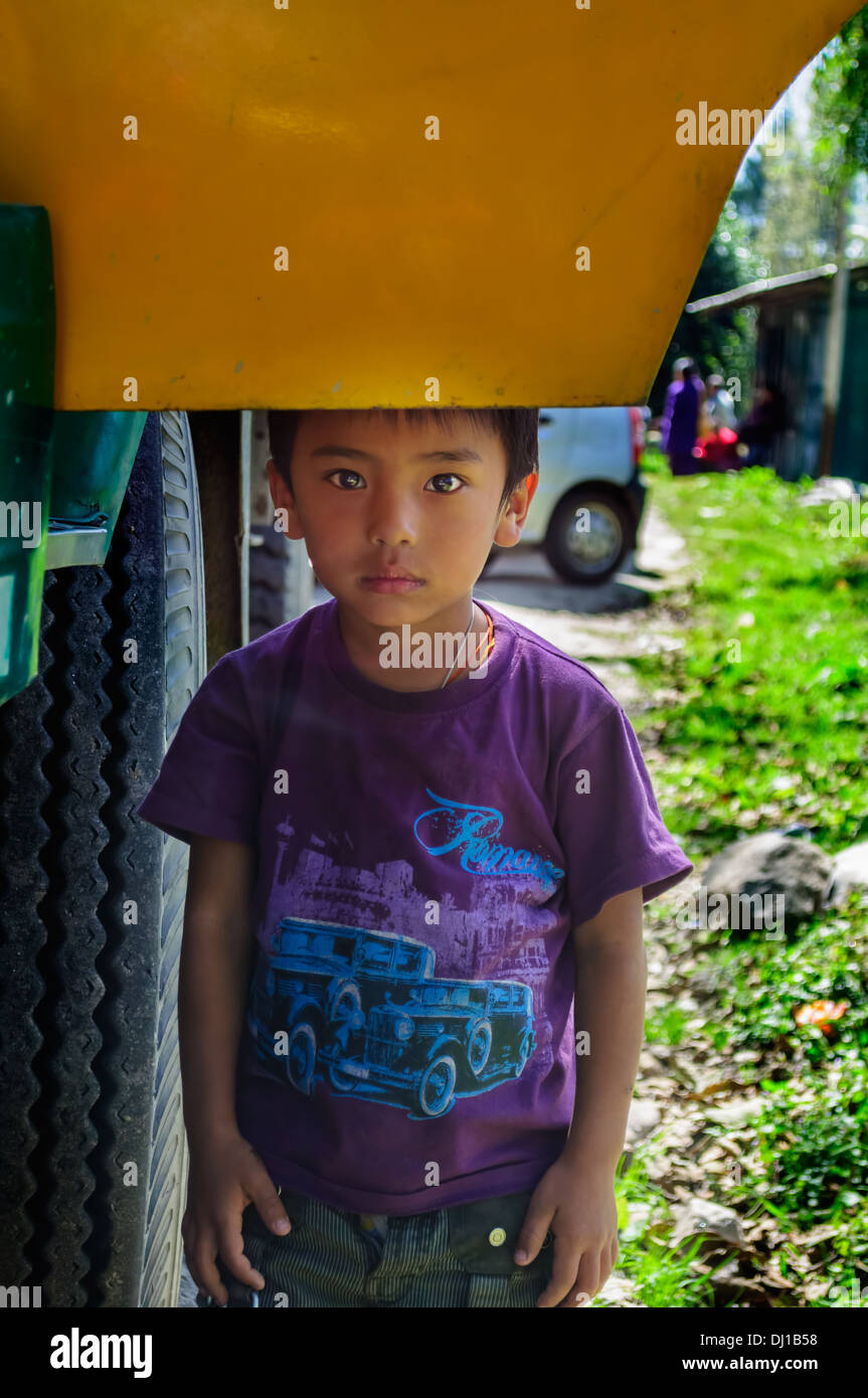 Bhutan Young suchen, unter Bustür Stockfoto