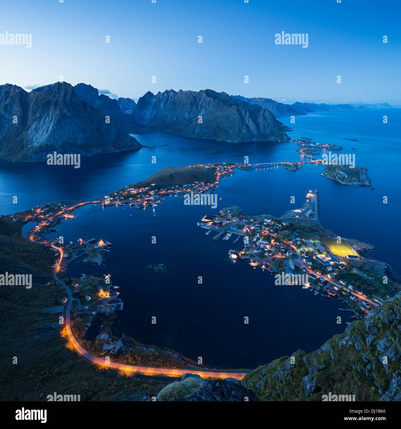 Dämmerung über Reine vom Gipfel des Reinebringen, Moskenesoy, Lofoten Inseln, Norwegen Stockfoto